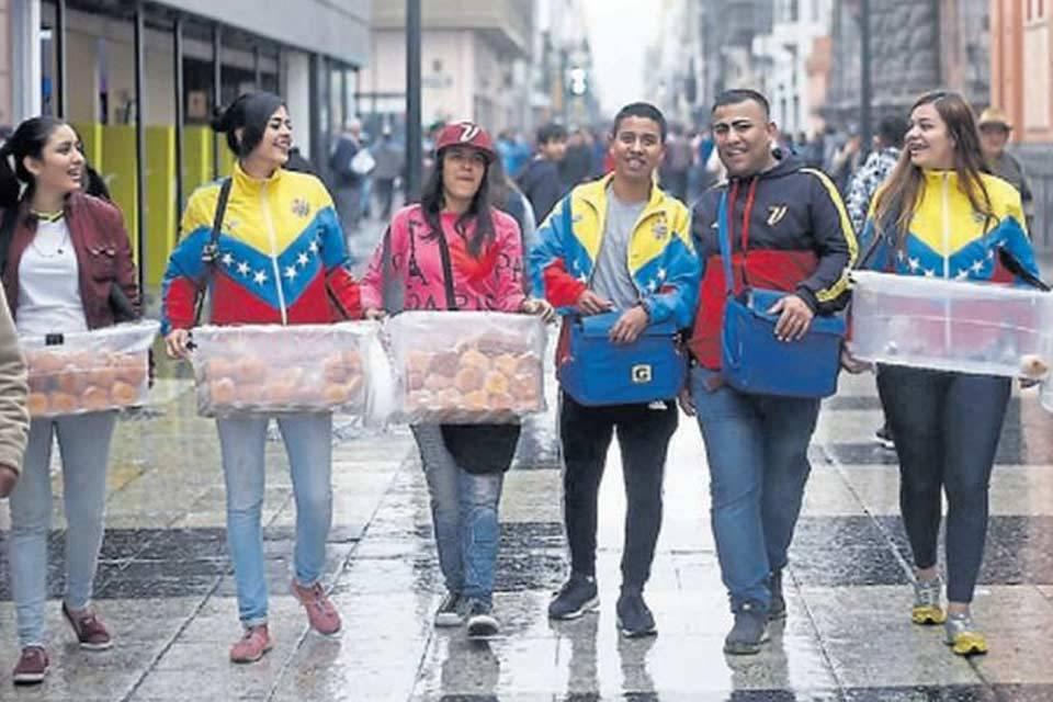Promueve plan para mejorar condiciones de venezolanos en Perú