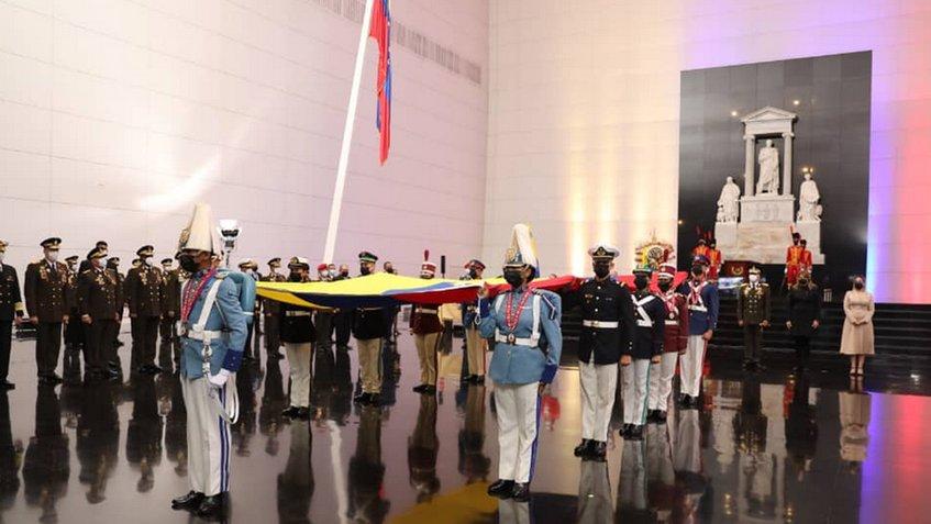 Actos conmemorativos por 211 años de independencia de Venezuela iniciaron con izada de la bandera