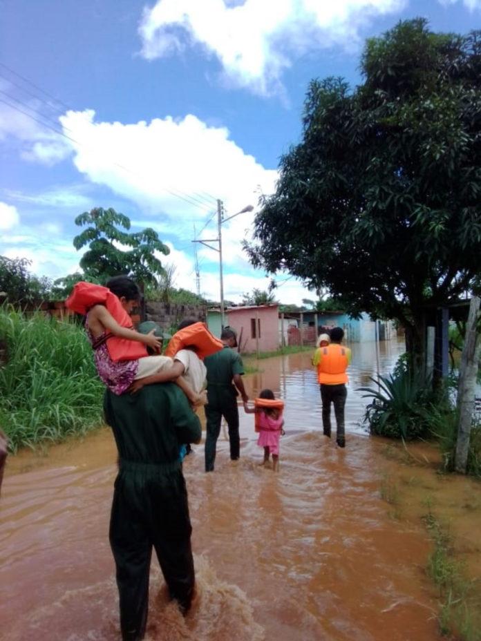 Alrededor de 500 familias afectadas por desbordamiento del río Uairén
