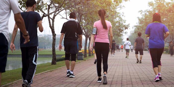 Caminar rápido 50 minutos mejora la esperanza de vida