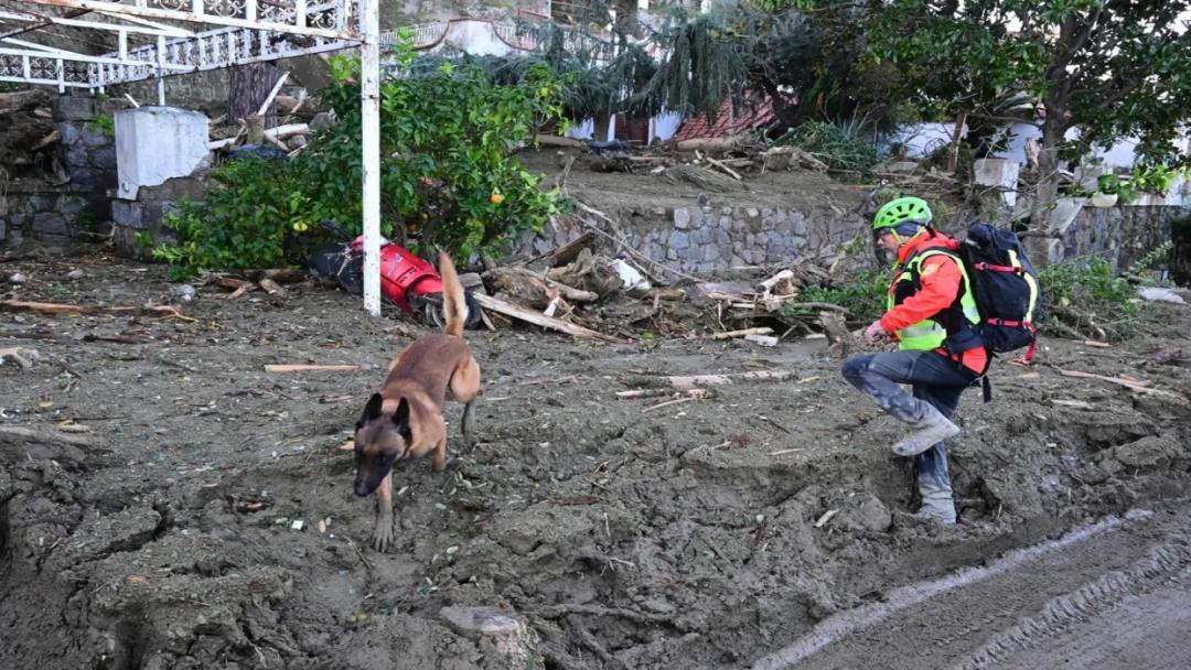 Continúan tareas de rescate en el fango en Ischia