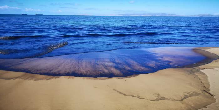 Derrame de crudo obliga el cierre de tres playas en Lechería