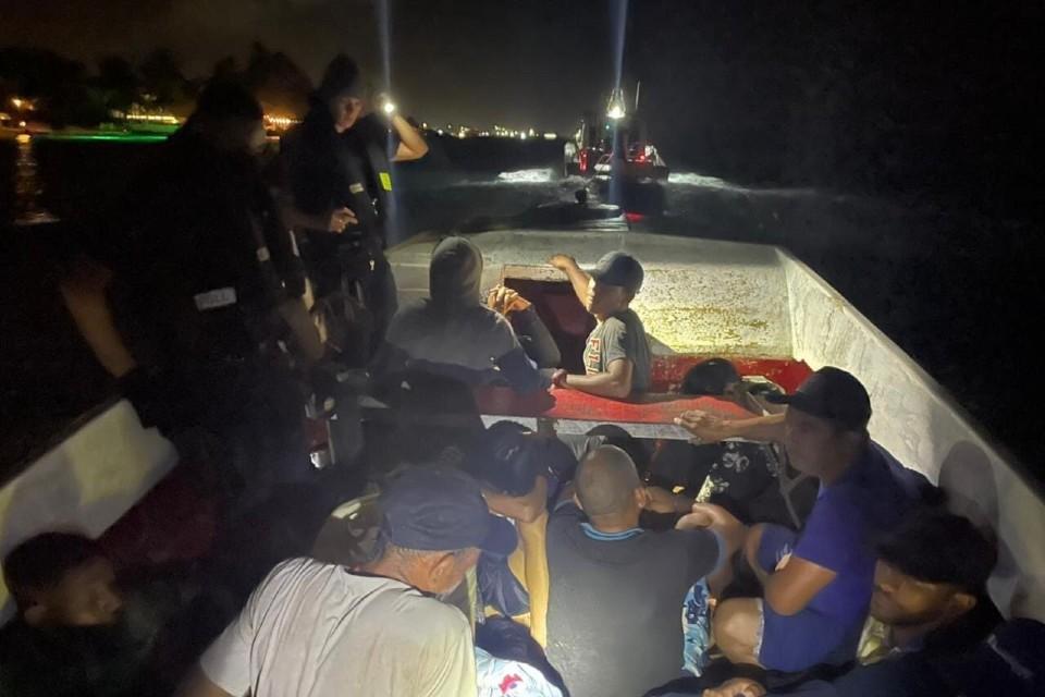Detienen a 11 migrantes venezolanos que llegaban a Aruba en bote