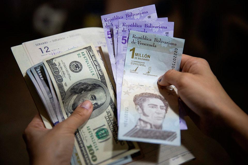 Dólar oficial aumentó un 40,55% esta quincena y llegó a Bs.15,57