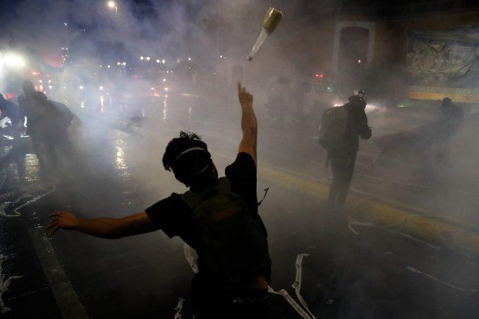 Dos muertos, una docena de heridos y 450 detenidos durante protestas en Chile