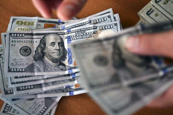 Economista advierte que inyección de $200 millones «aplaca la subida del dólar pero puede repetirse»