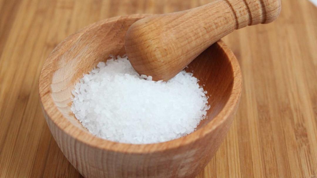 Esta es la forma correcta de usar sal para sazonar