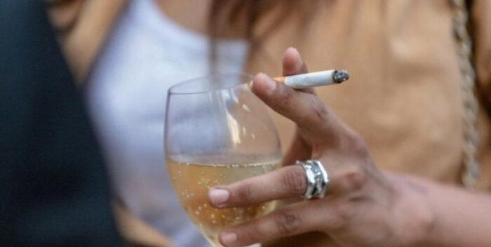 Fumar y beber eleva riesgo de cáncer de cuello y cabeza, según estudio