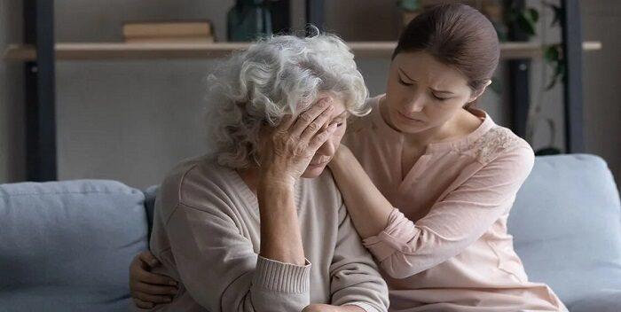 Hallazgo molecular explicaría por qué el alzhéimer afecta más a mujeres