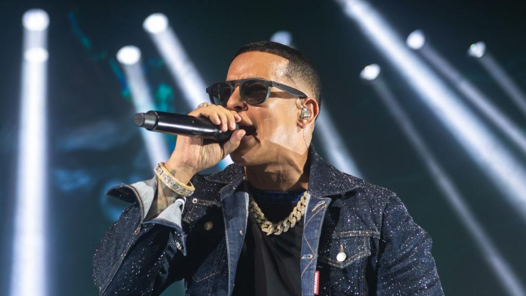 Julio Iglesias, Daddy Yankee y Don Omar, víctimas de estafa millonaria en YouTube