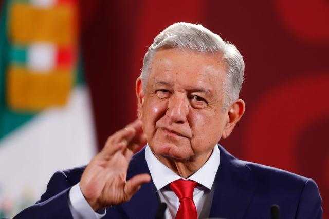 López Obrador promete apoyo a migrantes venezolanos varados en el país