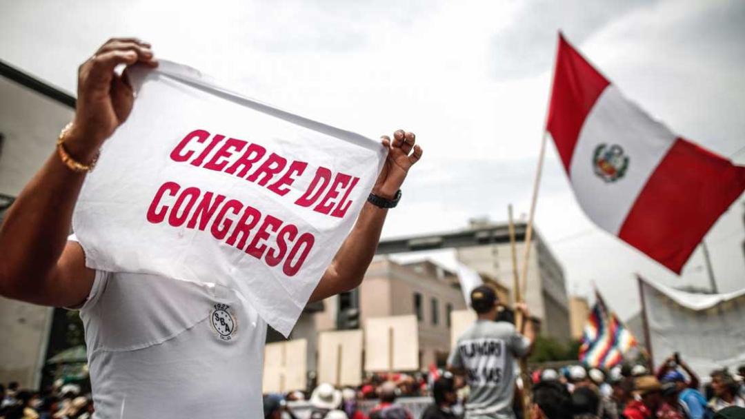 Manifestantes se enfrentan a la Policía en Perú para exigir cierre del Congreso