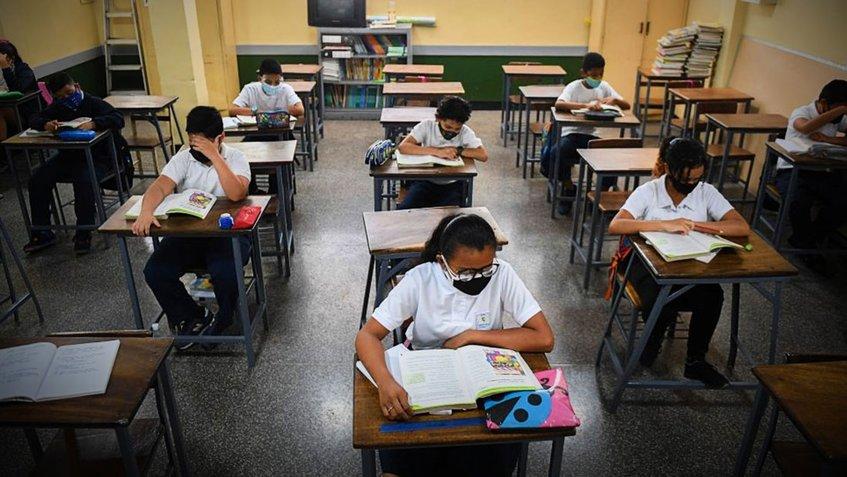 Ministerio de Educación establece horario de clases para escuelas y liceos