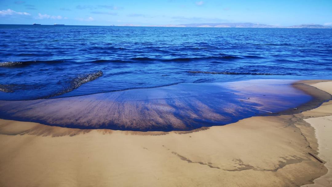 País Continúan cerradas las playas de Lechería tras derrame de crudo