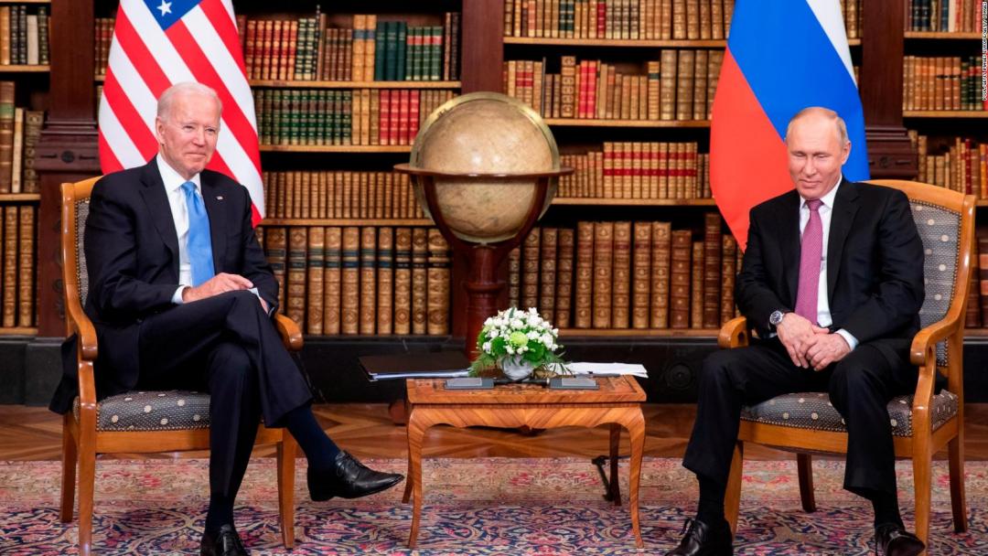 Putin y Biden aspiran a normalizar relaciones pese a sus diferencias según el asesor del Kremlin