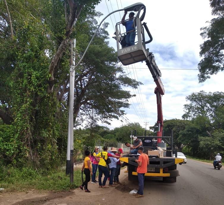 Se instalaron lámparas led del tramo de la entrada del Diamante hacia la subida de Camoruco.