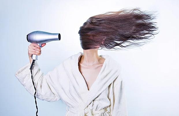 Te damos cuatro tips para cuidar tu cabello del calor del secador 