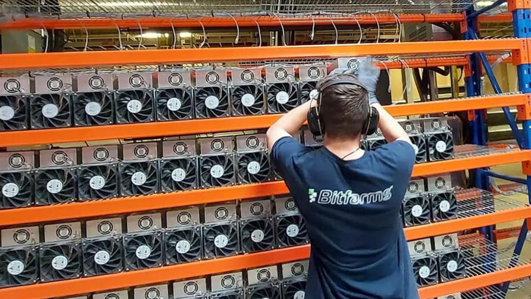 Una empresa canadiense anuncia la construcción de una megagranja para minar bitcoines en Argentina